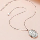 Tidlös Oval Fotolocket Halsband med Gravyr