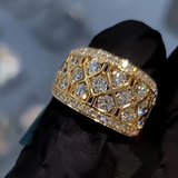 Glittrande Ring i Strålande Guld