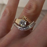 Antik-inspirerad oregelbunden ring i guld och silver med zirkonia-stenar
