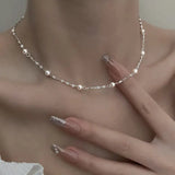 Elegant halsband av skimrande pärlor